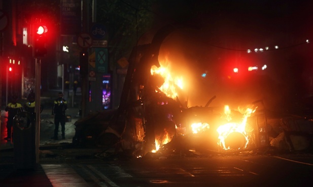Zamieszki, które wybuchły po ataku nożownika w Dublinie, najpoważniejsze od lat
