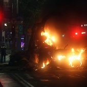 Zamieszki, które wybuchły po ataku nożownika w Dublinie, najpoważniejsze od lat