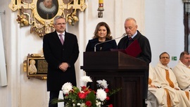 Laureaci wraz z przewodniczacym kapituły odznaczenia Antonim Szymańskim.