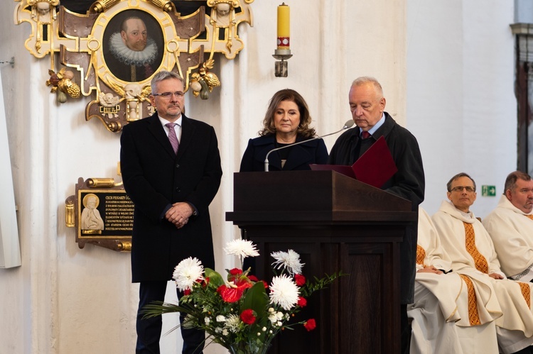 Laureaci wraz z przewodniczacym kapituły odznaczenia Antonim Szymańskim.