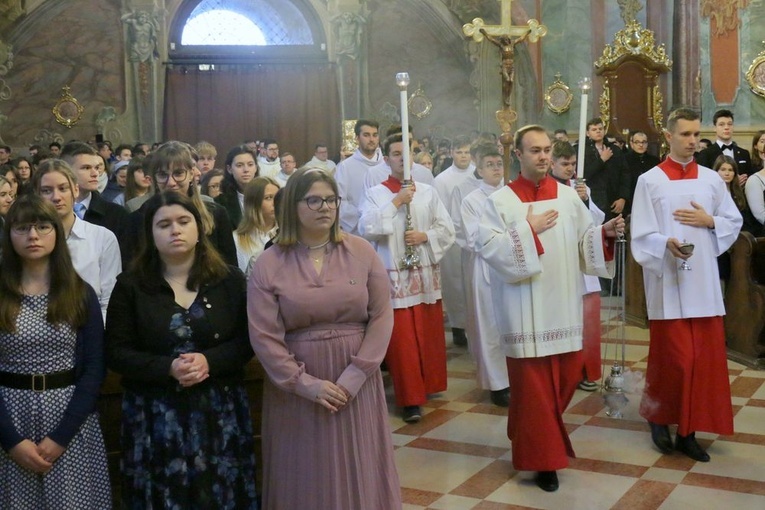 Modlitwa młodych w katedrze lubelskiej.