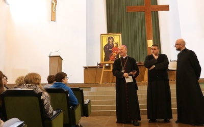 W auli św. Jana Pawła II obecne były symbole ŚDM - krzyż i ikona Matki Bożej. Z uczestnikami spotkania bp Marek Solarczyk, ks. Krzysztof Kołtunowicz i ks. Dominik Dryja.