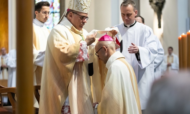 Katowice. Nałożenie paliusza abp. Adrianowi Galbasowi