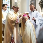 Katowice. Nałożenie paliusza abp. Adrianowi Galbasowi