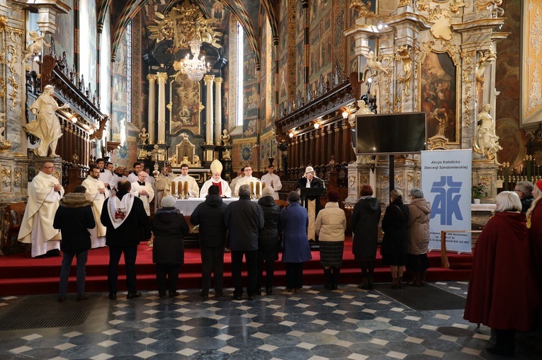 Podcza Mszy św. nowi członkowie AK złożyli ślubowania.