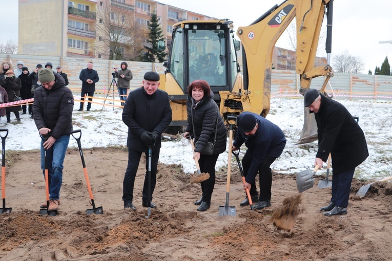 Wprowadzenie relikwii bł. rodziny Ulmów i poświęcenie ziemi pod budowę kościoła w Rawie Mazowieckiej