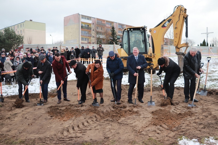 Wprowadzenie relikwii bł. rodziny Ulmów i poświęcenie ziemi pod budowę kościoła w Rawie Mazowieckiej