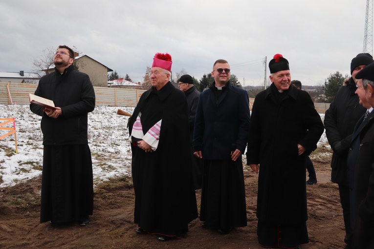 Wprowadzenie relikwii bł. rodziny Ulmów i poświęcenie ziemi pod budowę kościoła w Rawie Mazowieckiej