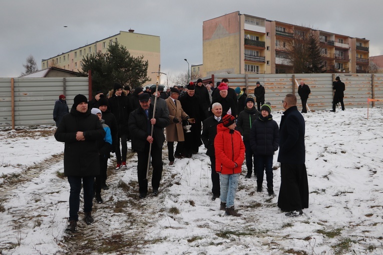 Wprowadzenie relikwii bł. rodziny Ulmów i poświęcenie ziemi pod budowę kościoła w Rawie Mazowieckiej