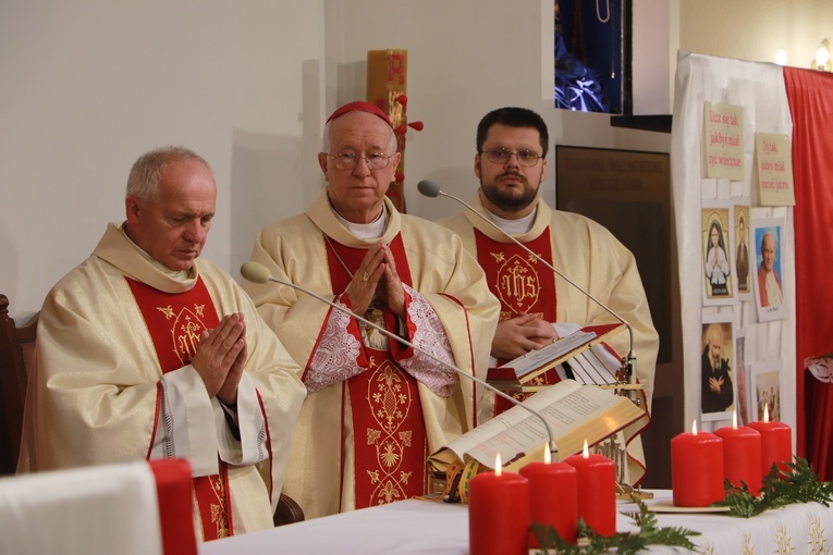 Wprowadzenie relikwii bł. rodziny Ulmów i poświęcenie ziemi pod budowę kościoła w Rawie Mazowieckiej