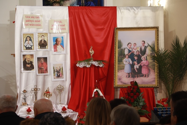 Relikwie bł. rodziny Ulmów dołączą do tych, które już są w parafii - bł. Dzieci Fatimskich, bł. Honorata Koźmińskiego, bł. ks. Jerzego Popiełuszki i św. Jana Pawła II.