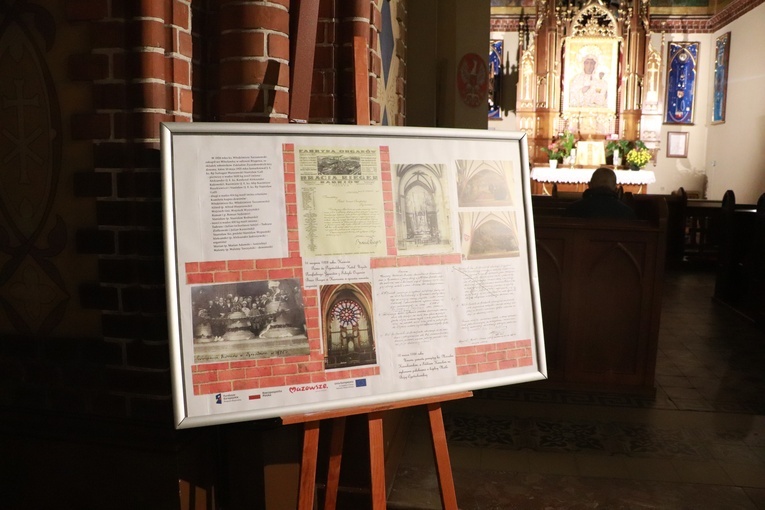 Wystawę przygotowały Maria Peczot i Elżbieta Różańska we współpracy z kapłanami i instytucjami.