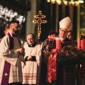Podczas modlitwy metropolita gdański zapali pierwszą świecę na wieńcu adwentowym.