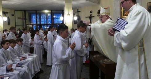 Nowi lektorzy przyjęli krzyże LSO i księgi Pisma Świętego Nowego Testamentu.