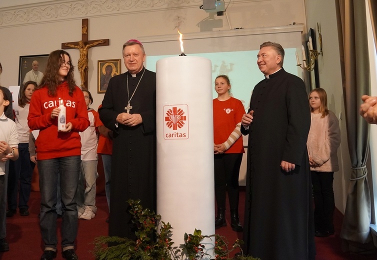 Świeca Wigilijnego Dzieła Pomocy Dzieciom zapłonęła po raz 30.