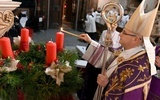 Biskup świdnicki przed rozpoczęciem modlitwy poświęci wieniec adwentowy i symbolicznie zapali na nim pierwszą świecę. 