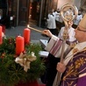 Biskup świdnicki przed rozpoczęciem modlitwy poświęci wieniec adwentowy i symbolicznie zapali na nim pierwszą świecę. 