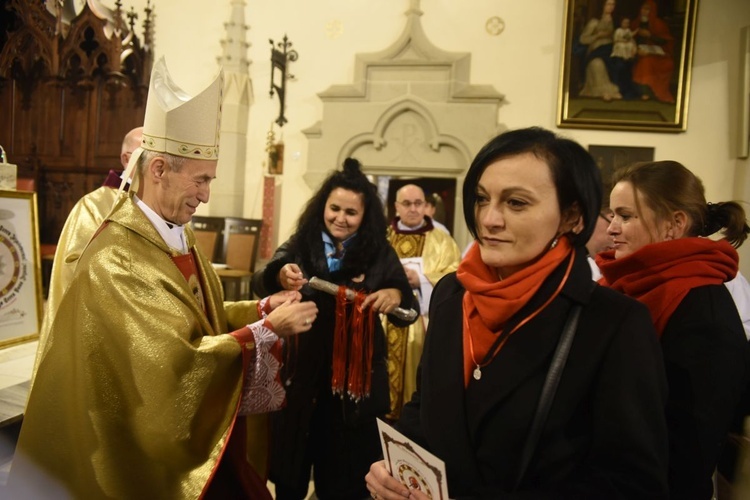 Nowi członkowie arcybractwa otrzymali medaliki.