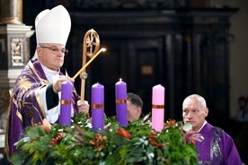 W czasie modlitwy liturgią godzin poświęcił też wieniec adwentowy i symbolicznie zapalił na nim pierwszą świecę.