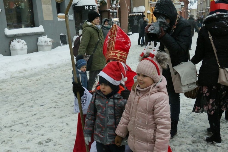 Św. Mikołaj poprowadził dzieci