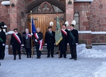 W uroczystości uczestniczyły poczty sztandarowe różnych organizacji górniczych.