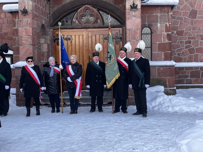 W uroczystości uczestniczyły poczty sztandarowe różnych organizacji górniczych.