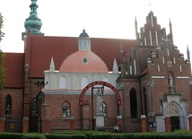 Figura Niepokalanej została ustawiona przed klasztorem bernardynów w 1858 roku.	