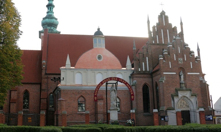 Figura Niepokalanej została ustawiona przed klasztorem bernardynów w 1858 roku.	