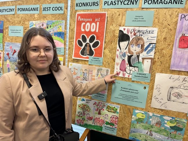 Natalia Środoń ze swoją nagrodzoną pracą.