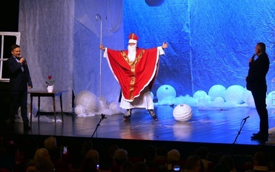 Św. Mikołaj, który trochę przypomina ks. Mateusza Dudkiewicza, ks. Robert Kurpios i Michał Guzdek na mikołajowej scenie BCK.