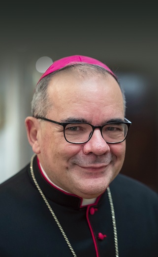 Abp Antonio Guido Filipazzi doktor prawa kanonicznego, absolwent Papieskiej Akademii Kościelnej. Jako nuncjusz apostolski pracował w Indonezji i w Nigerii. Był też stałym przedstawicielem Stolicy Apostolskiej przy Wspólnocie Gospodarczej Państw Afryki Zachodniej. 8 sierpnia 2023 roku został mianowany 74. nuncjuszem apostolskim w Polsce. 