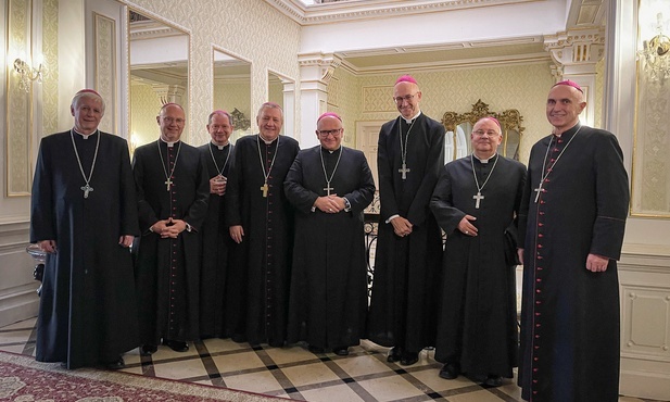 Od lewej: bp Marek Szkudło, bp Sławomir Oder, bp Grzegorz Olszowski, bp Adam Wodarczyk, bp Waldemar Musioł, abp Adrian Galbas, bp Rudolf Pierskała, bp Andrzej Iwanecki