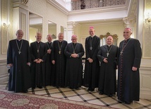 Od lewej: bp Marek Szkudło, bp Sławomir Oder, bp Grzegorz Olszowski, bp Adam Wodarczyk, bp Waldemar Musioł, abp Adrian Galbas, bp Rudolf Pierskała, bp Andrzej Iwanecki