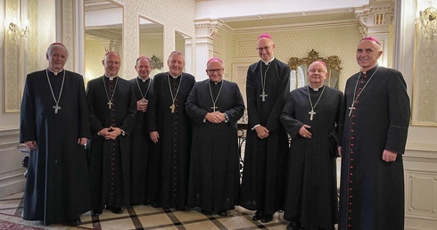 Od lewej: bp Marek Szkudło, bp Sławomir Oder, bp Grzegorz Olszowski, bp Adam Wodarczyk, bp Waldemar Musioł, abp Adrian Galbas, bp Rudolf Pierskała, bp Andrzej Iwanecki