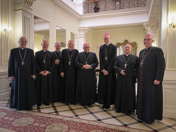 Od lewej: bp Marek Szkudło, bp Sławomir Oder, bp Grzegorz Olszowski, bp Adam Wodarczyk, bp Waldemar Musioł, abp Adrian Galbas, bp Rudolf Pierskała, bp Andrzej Iwanecki