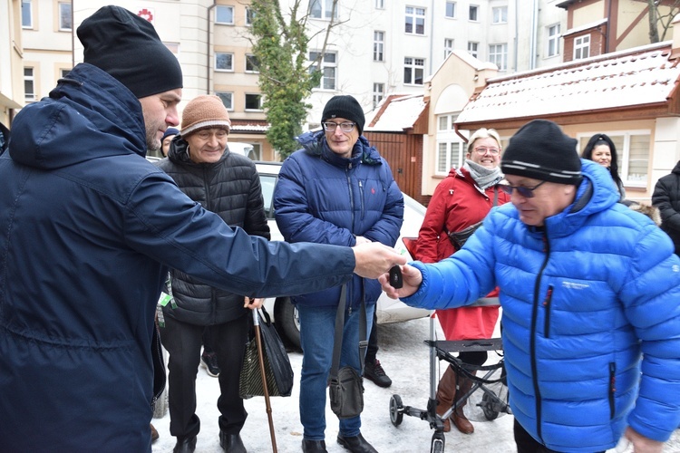 Samochody dla podopiecznych Caritas AG