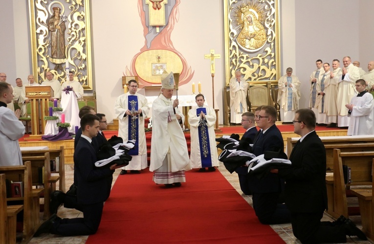 Stroje duchowne poświęcił bp Marek Solarczyk.