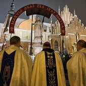 Bp. Markowi Solarczykowi towarzyszyli ks. Mirosław Nowak i o. Juniper Ostrowski.