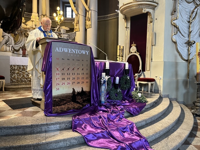 Wierni z parafii św. Jakuba Apostoła w Skierniewicach przez wstawiennictwo Maryi upraszali dla siebie potrzebne łaski.