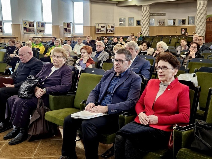 Dr Andrzej Niemirski trzeci od lewej w pierwszym rzędzie.