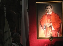 Do kościoła bernardynów w październiku zostały wprowadzone relikwie bł. ks. Jerzego Popiełuszki. 10 grudnia zostanie otwarta wystawa poświęcona patronowi NSZZ Solidarność.