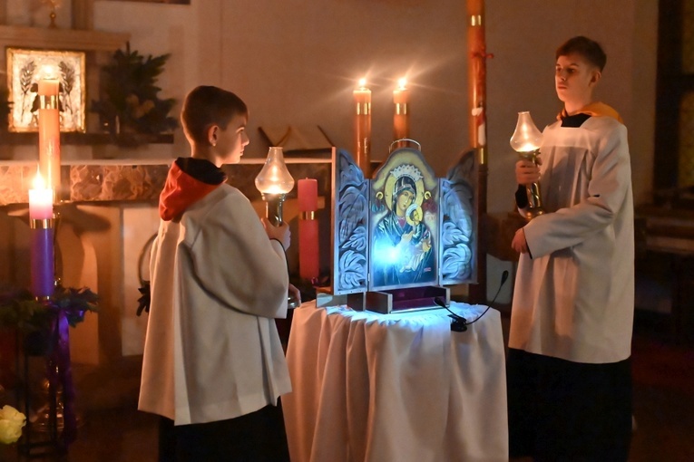 Przy ołtarzu ministranci i lektorzy przygotowali oprawę liturgiczną.