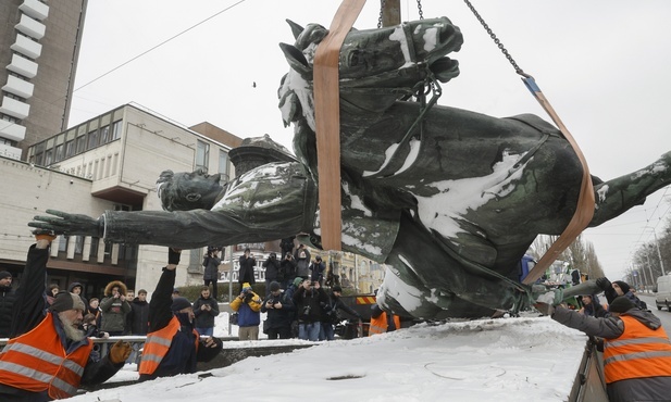 A Ukraińcy obalają symbole radzieckiej i rosysjkiej władzy