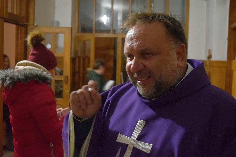 Ks. Wilk po każdej Mszy zbierał ofiary od wiernych parafii Chrystusa Króla w Radomiu.