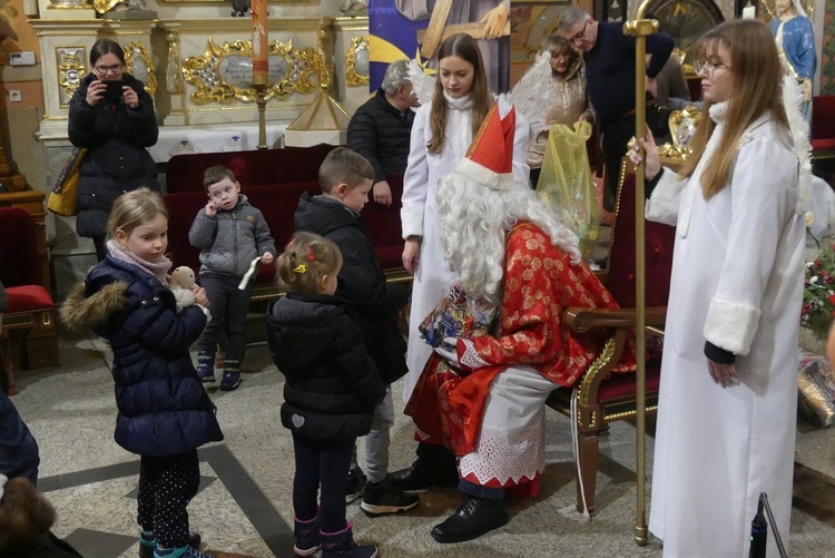 Wprowadzenie relikwii św. Mikołaja do bazyliki w Rychwałdzie