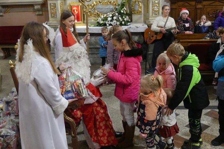 Wprowadzenie relikwii św. Mikołaja do bazyliki w Rychwałdzie