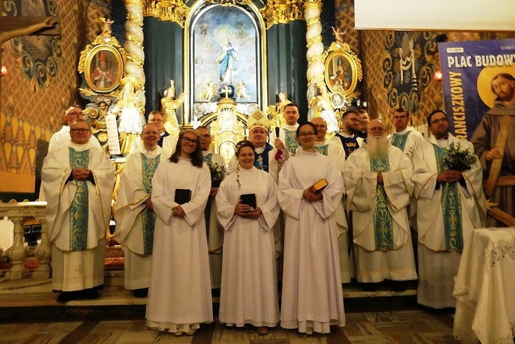 Panie, które dołączyły do stanu dziewic konsekrowanych, z duszpasterzami.