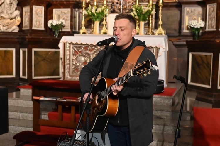 Zwieńczeniem świętowania był koncert pieśni maryjnych w wykonaniu Pawła Dudzika.