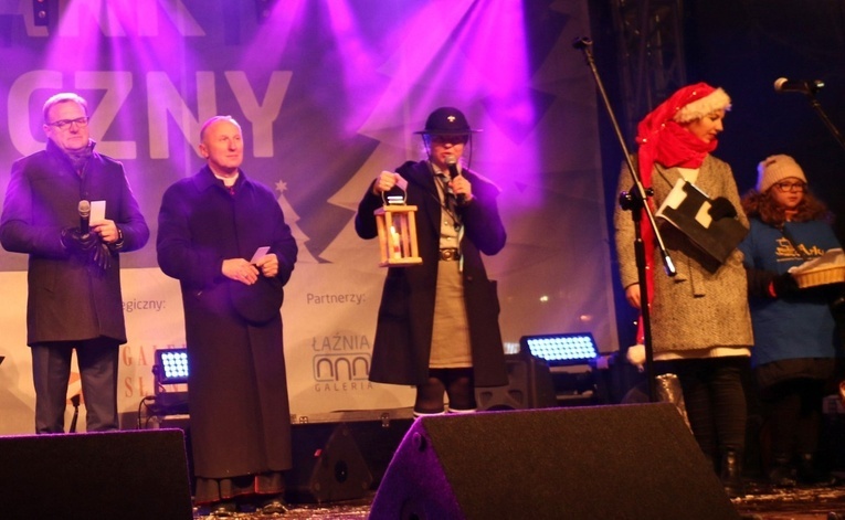 Zwieńczeniem ostatniego dnia jarmarku będzie "Gwiazdka dla mieszkańców". To okazja, by przełamać się opłatkiem i złożyć sobie życzenia.