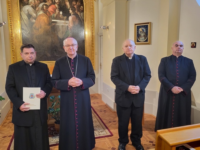 Ks. Mirosław Bucior odebrał nominację z rąk abp. Stanisława Budzika.